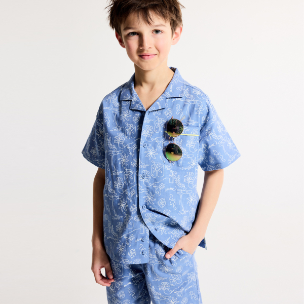 قميص بأكمام قصيرة مزين برسوم، باللون الأزرق، للأولاد